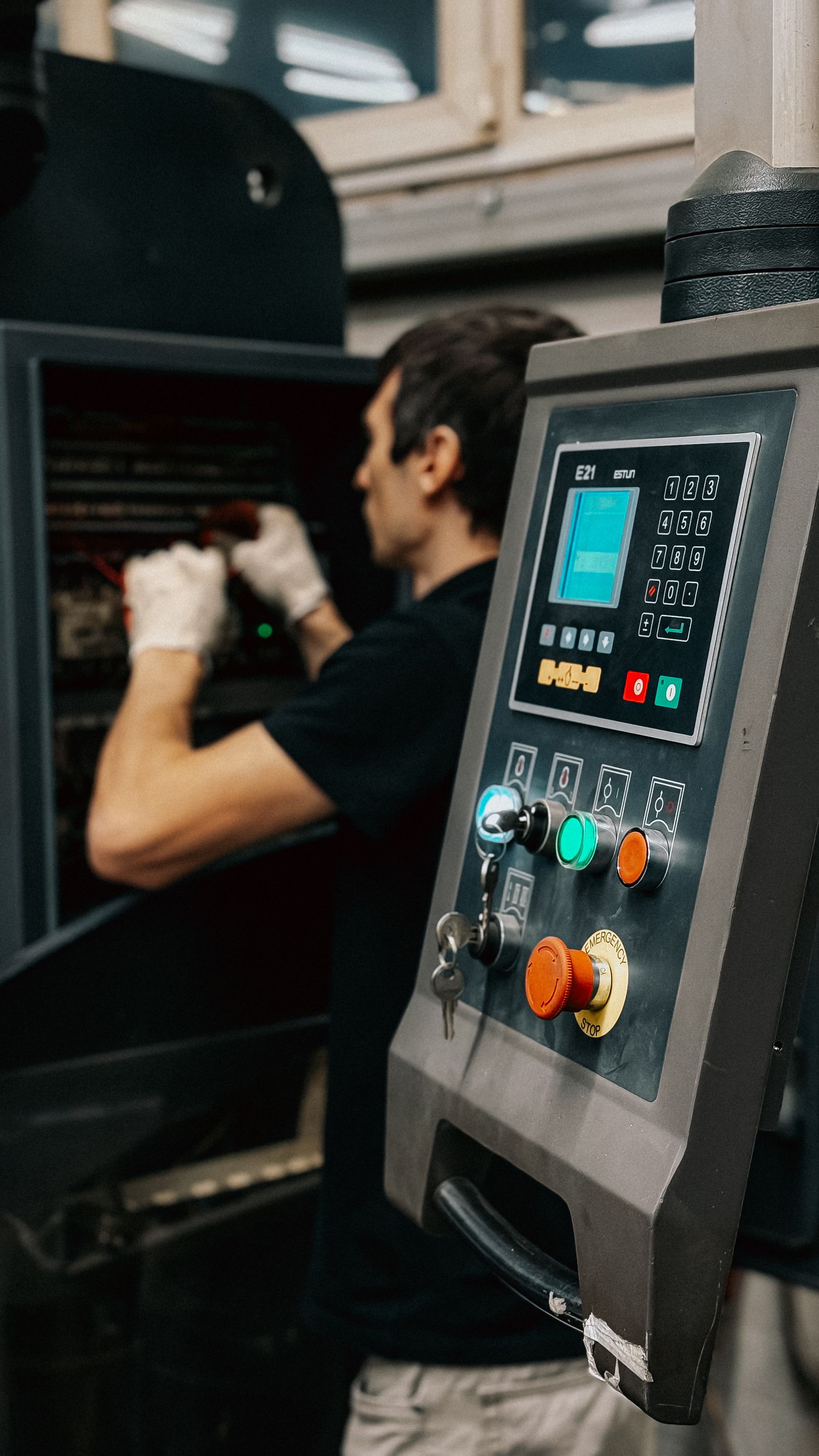Técnico frente a un panel de control industrial